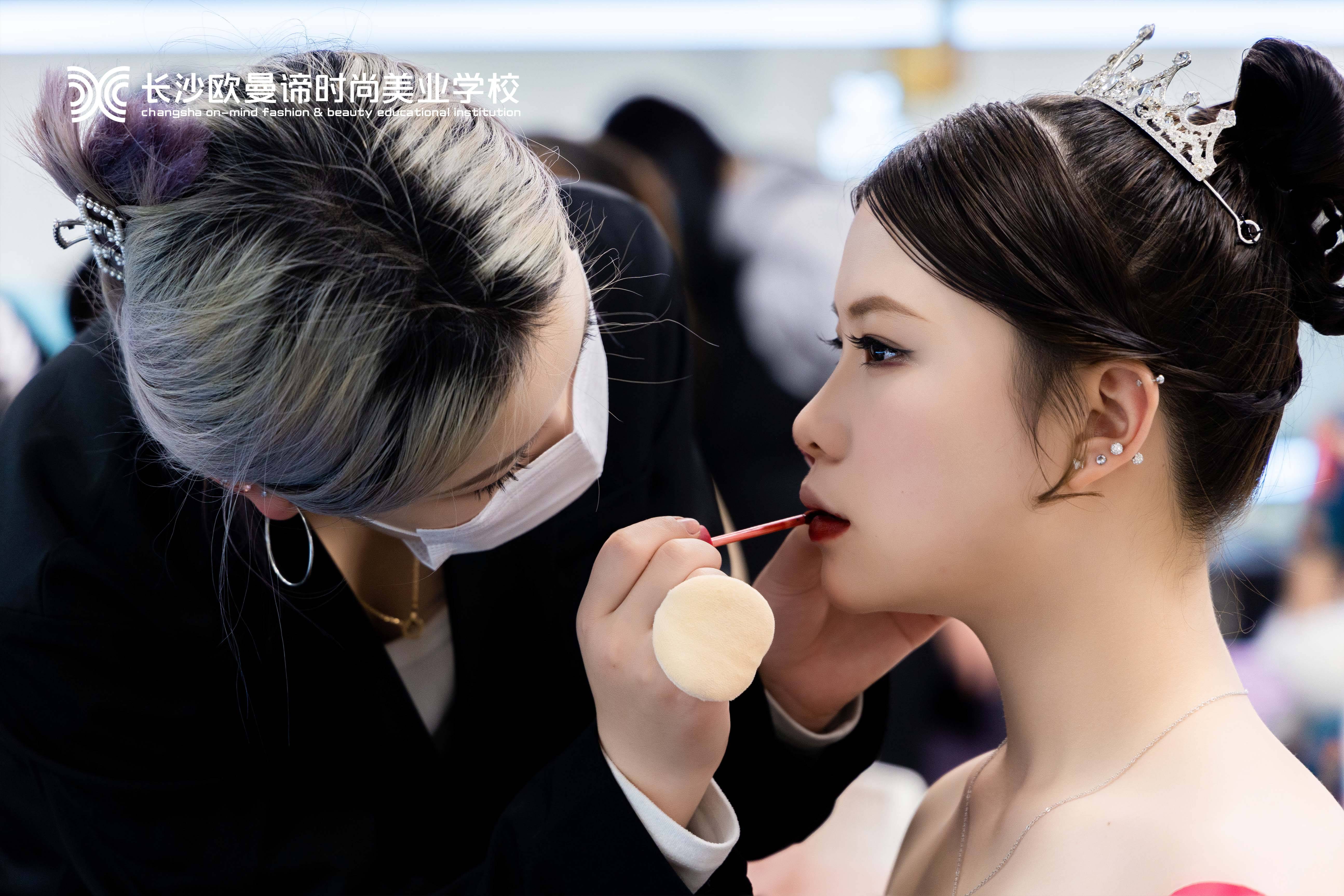 长沙欧曼谛职业技能培训学校是靠谱之选j9九游会(中国)网站学盘发与化妆(图3)