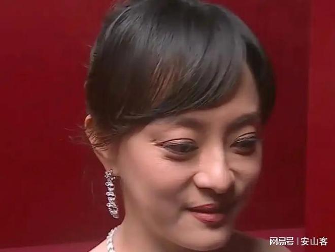 吓坏杨幂不敢露脸只有赵今麦扛住了！j9九游会入口首页芭莎之夜被镜头签(图2)