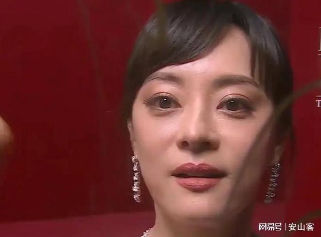 吓坏杨幂不敢露脸只有赵今麦扛住了！j9九游会入口首页芭莎之夜被镜头签(图8)