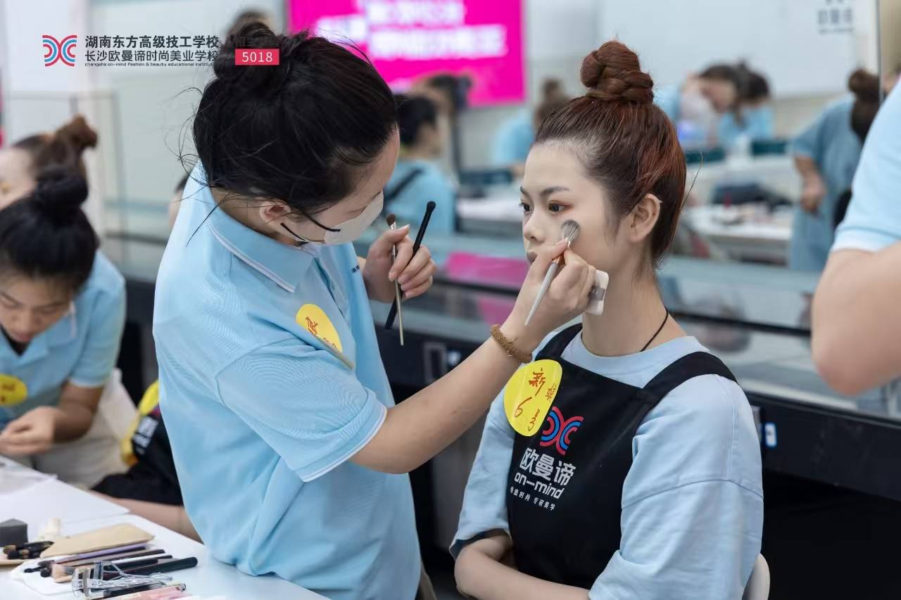 妆学习的理想之选——长沙欧曼谛时尚美业学校j9九游真人游戏第一品牌短期、单招与古装化(图3)